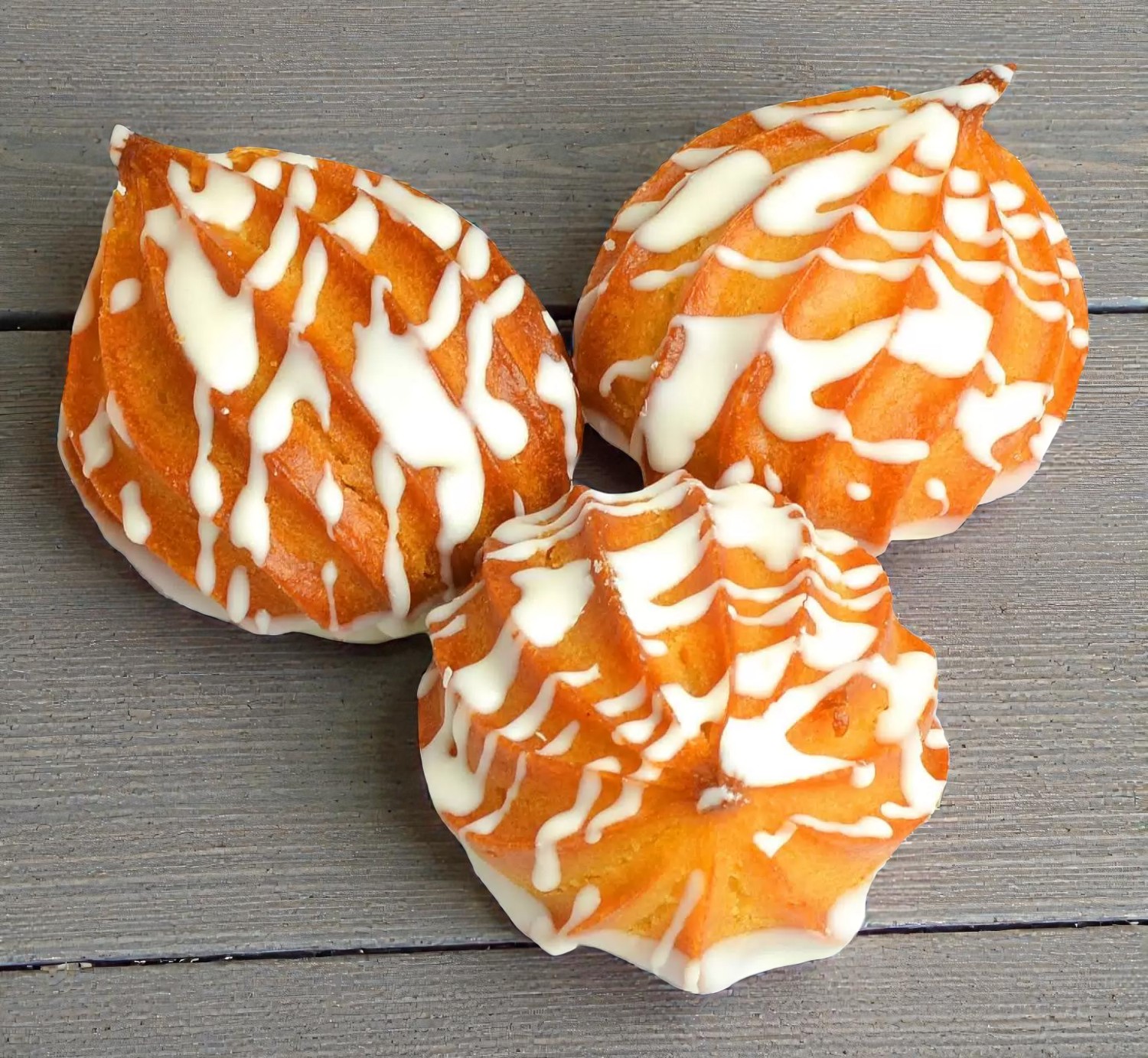 Печенье заварное Пышка-хвастунишка в белой глазури (1уп – 1,8кг)