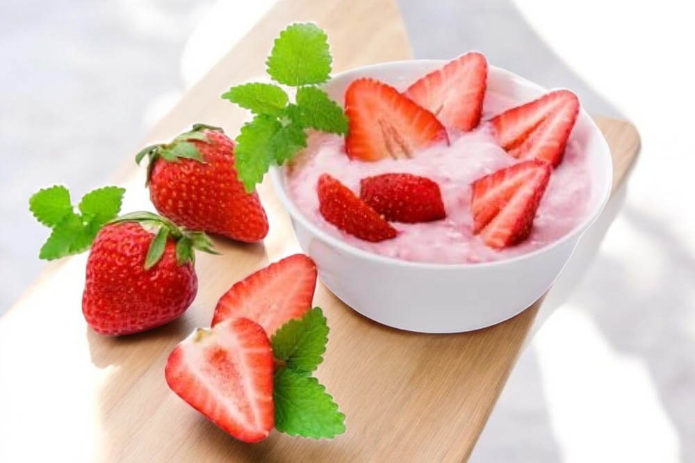 Продукт десертный послойный “Клубника” мдж 20%