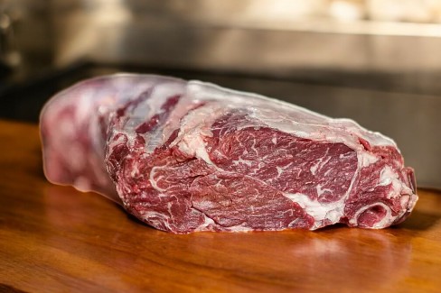 П/ф мяс.из высокок.гов.крупнок.б/к.кат.А  охл.тон.край Стриплойн«Striploin»Вак.уп. 1кг
