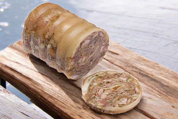 Продукт из субпродуктов мясной мякотный вареный “Слоенка Княжеская с языком” вак.пак., порц.