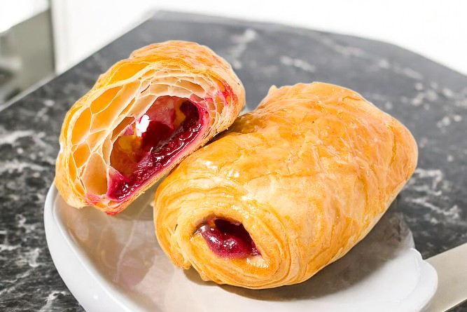 Слойка с ежевикой 90гр