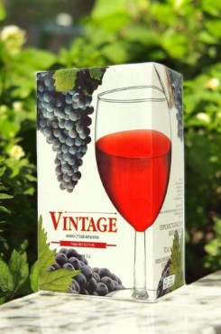 Вино полусладкое красное “Винтаж” 10,5-12,5% 1.0