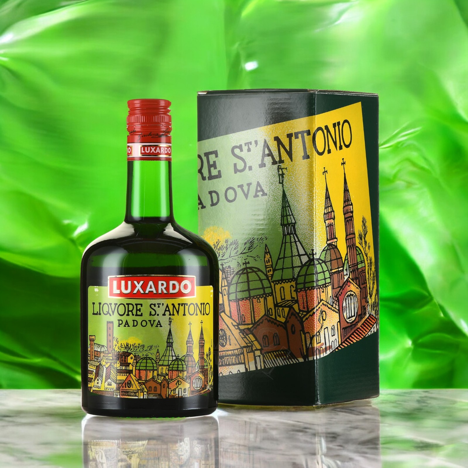 Ликер крепкий “Люксардо Сан. Антонио”, 40.0%, 0.7л в подарочной упаковке