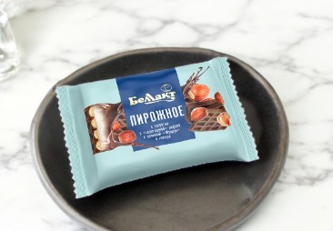 Пирожное с творогом с “шоколадной” вафлей с начинкой “Фундук” в глазури, мдж 23%, 100 г