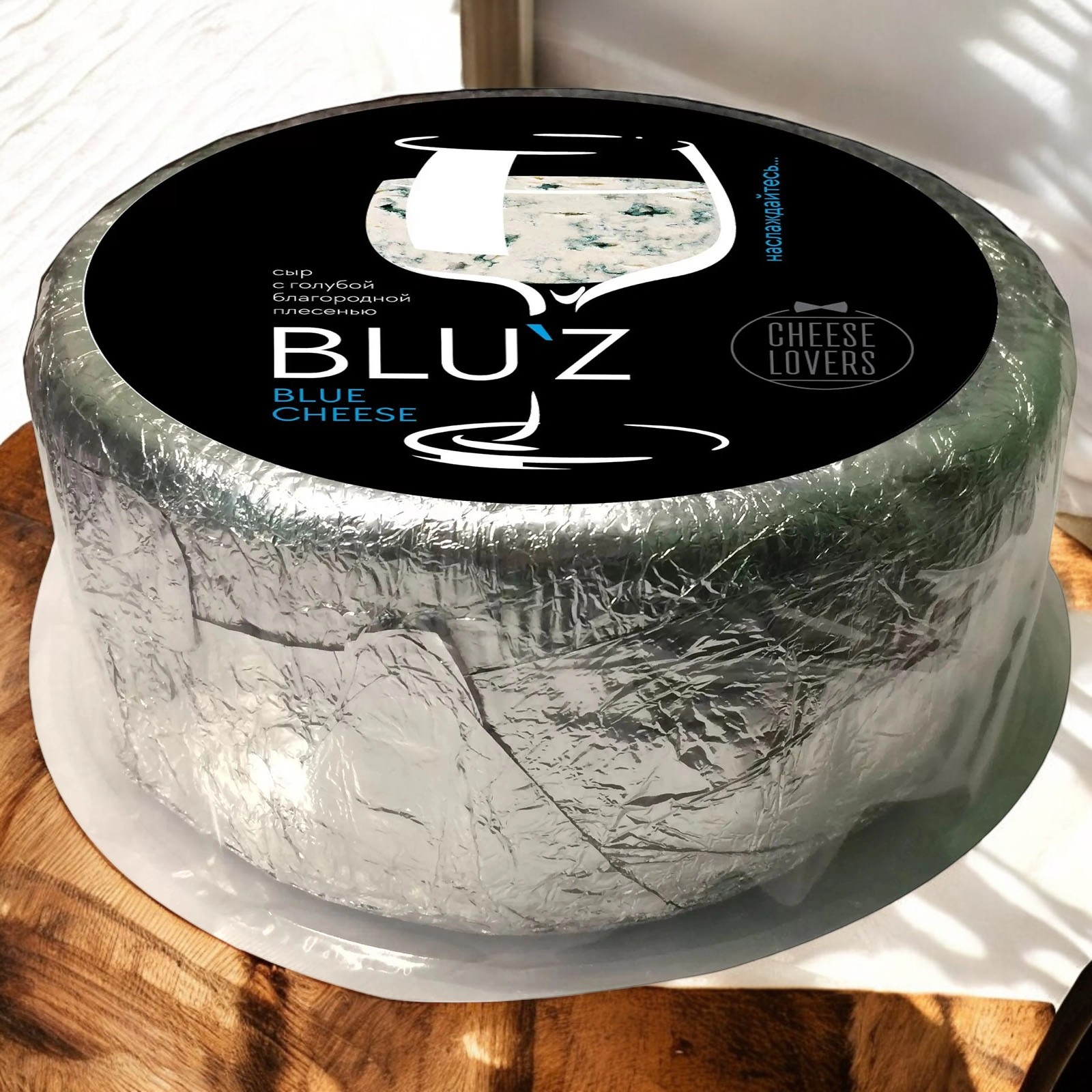 БОБРОВСКИЙ Сыр BLUZ c голубой плесенью 50% круг вес 2,5кг (3 мес)