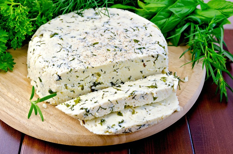 Сыр “Молодой” с зеленью, перцем и чесноком. Весовой