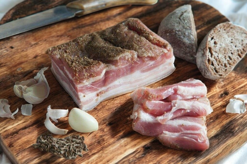 Сало с чесноком вакуум