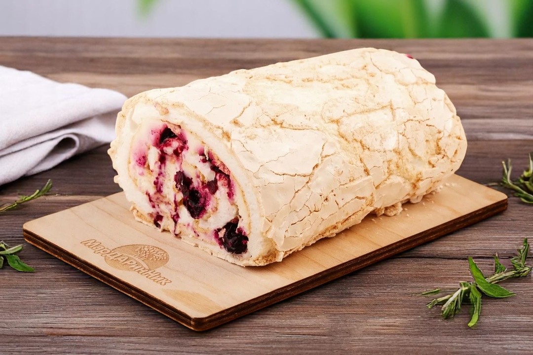 Рулет меренговый с начинкой со вкусом клюквы и сливочной начинкой 2,2 кг